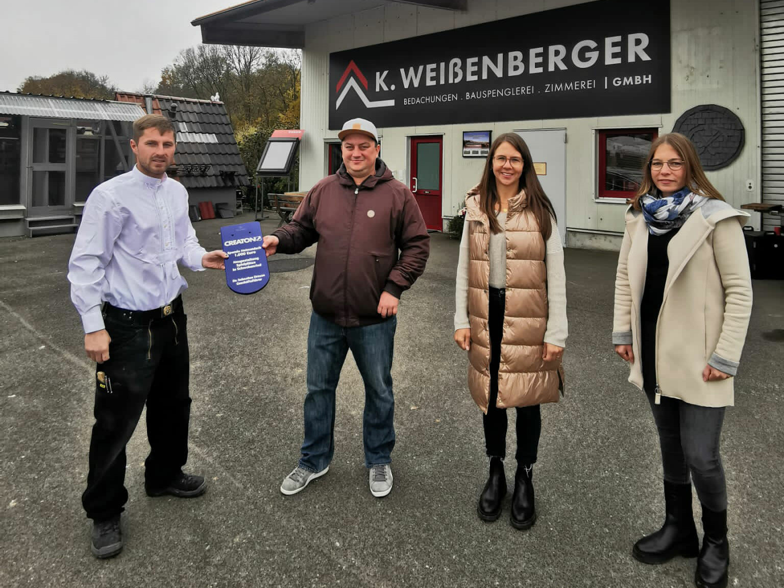 Manuel Weißenberger übergibt seine gewonnene Spende an die Elterninitiative von Schwebenried. (Foto: K. Weißenberger Bedachungen)